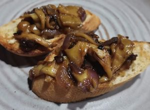 Una foto de Hongos boletus silvestres en reducción de licor