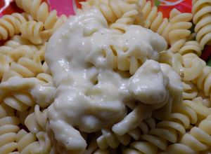 Una foto de Tirabuzones con salsa blanca para mi nieta