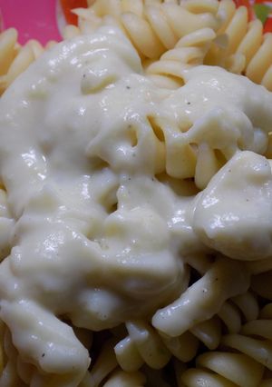Una foto de Tirabuzones con salsa blanca para mi nieta