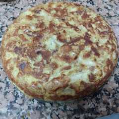 Una foto de Tortilla española con cantimpalo