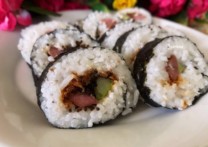 Kimbab (sosis timun tobiko abon)