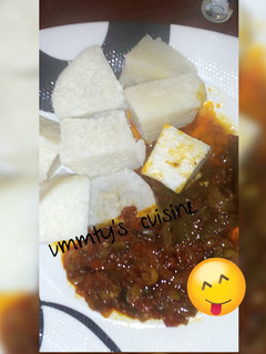 A picture of Boiled yam with spring onion sauce.