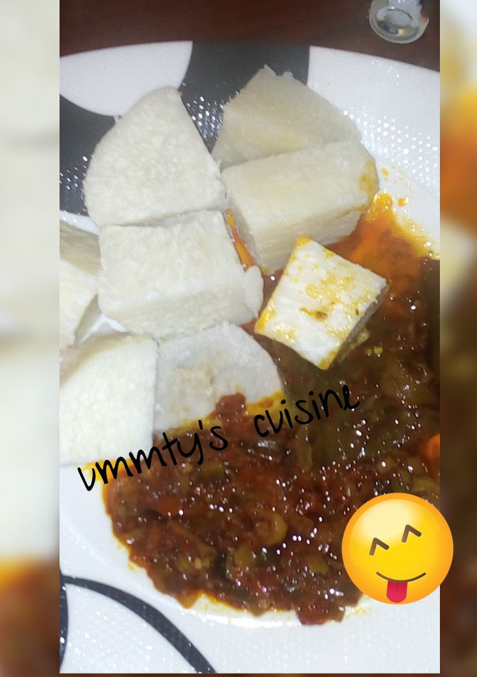 A picture of Boiled yam with spring onion sauce.