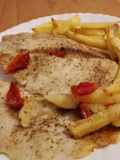 Una foto de Merluza con patatas al horno