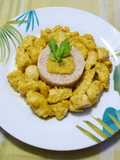 Pollo al curry servito con tortino di riso integrale