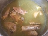 Muslos con papas en salsa verde