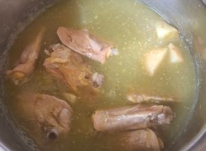 Una foto de Muslos con papas en salsa verde