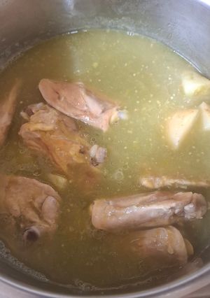 A picture of Chicken Drumsticks with Potatoes in Green Sauce.