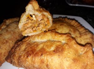 Una foto de Empanadas de Pollo Jugosas + Tapas de Empanadas (Horno-Fritas)