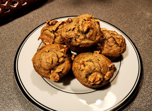 A picture of 🍌 Banana Dark Chocolate Walnut Oatmeal Muffins 🍫.