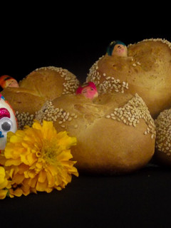 Una foto de Pan de muerto tradicional