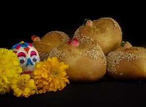 Una foto de Pan de muerto tradicional