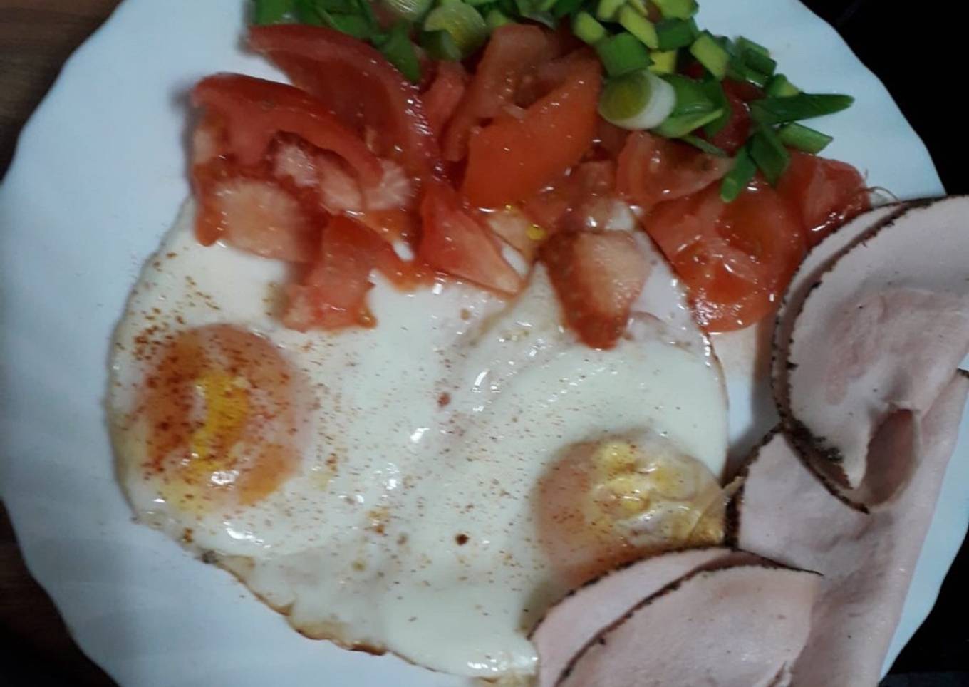 Huevos a la plancha con lonchas veganas