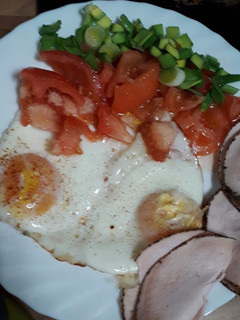 Una foto de Huevos a la plancha con lonchas veganas