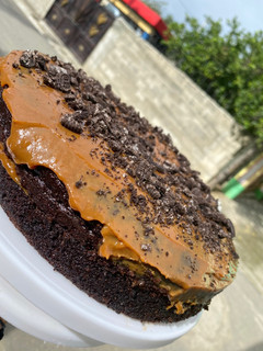 Una foto de Torta de chocolate rellena de dulce de leche