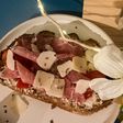 Bruschetta au jambon crû et parmesan