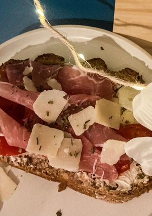 Une photo de Bruschetta au jambon crû et parmesan