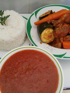 Una foto de Pollo en salsa ácida con verduras y arroz blanco