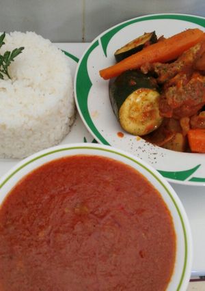 Una foto de Pollo en salsa ácida con verduras y arroz blanco
