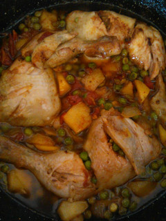 Una foto de Pollo guisado con guisantes y patatas
