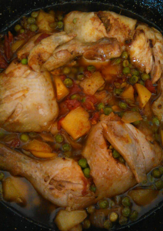 Una foto de Pollo guisado con guisantes y patatas