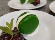 Una foto de macarons harina de almendra