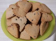 Una foto di biscotti con tuorli e olio
