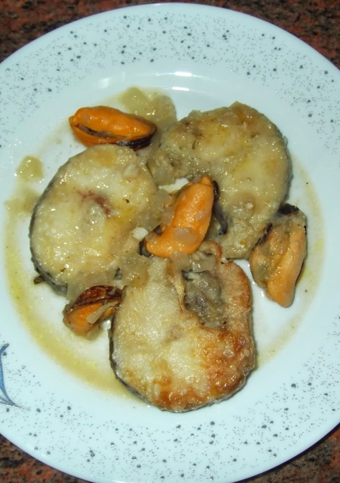 Una foto de Merluza con salsa de sidra