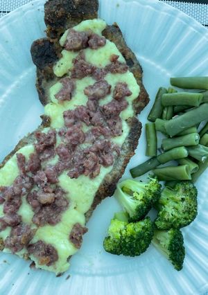 Una foto de Milanesa con queso y chorizo
