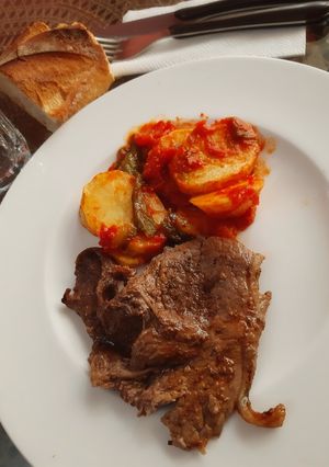 Une photo de Steak saisi accompagné de chakchouka 🍴