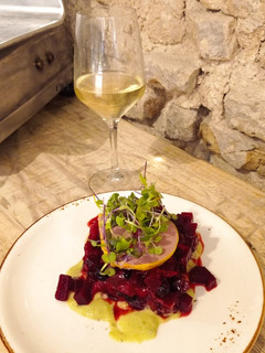 Una foto de Tartar de Remolacha, Frutos Rojos y Mango y Salmorejo y Foie