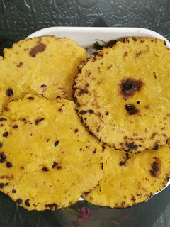 मक्की की रोटी (makki ki roti recipe in Hindi) रेसिपी मुख्य फोटो