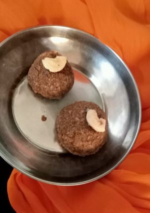 રોટલી નાં ચોકલેટ લાડુ રેસીપી મુખ્ય ફોટો
