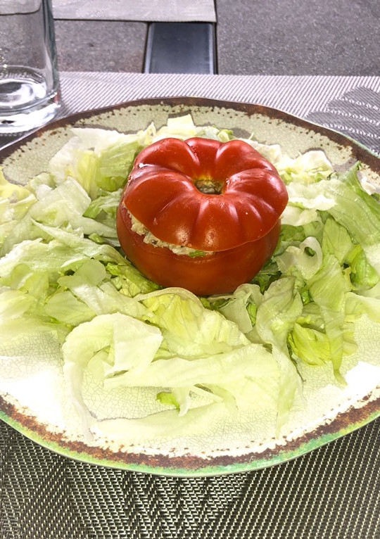Una foto de Tomate relleno de jurel