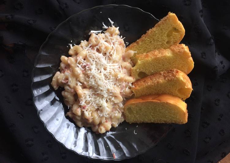 Elbow macaroni with baguette