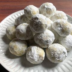 A picture of Pistachio Snowball Cookies.