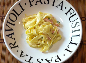 Una foto de Fettuccine con jamón y crema