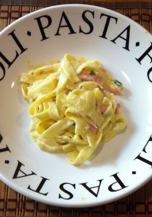 Una foto de Fettuccine con jamón y crema