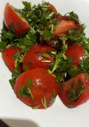 صورة لوصفة سلطة حويرنة (أعشاب برية) مع بندورة