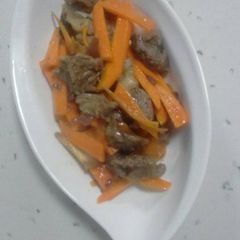 A picture of Fried beef with carrots.