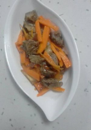 A picture of Fried beef with carrots.