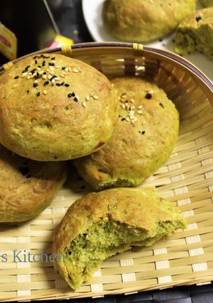 A picture of Spinach Bread Rolls.