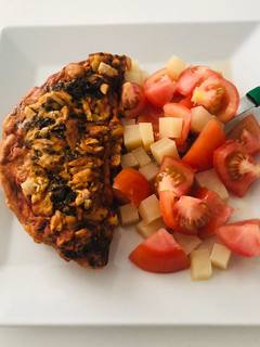 Una foto de Tortilla de pechuga de pollo con ensalada de tomates y queso!!!