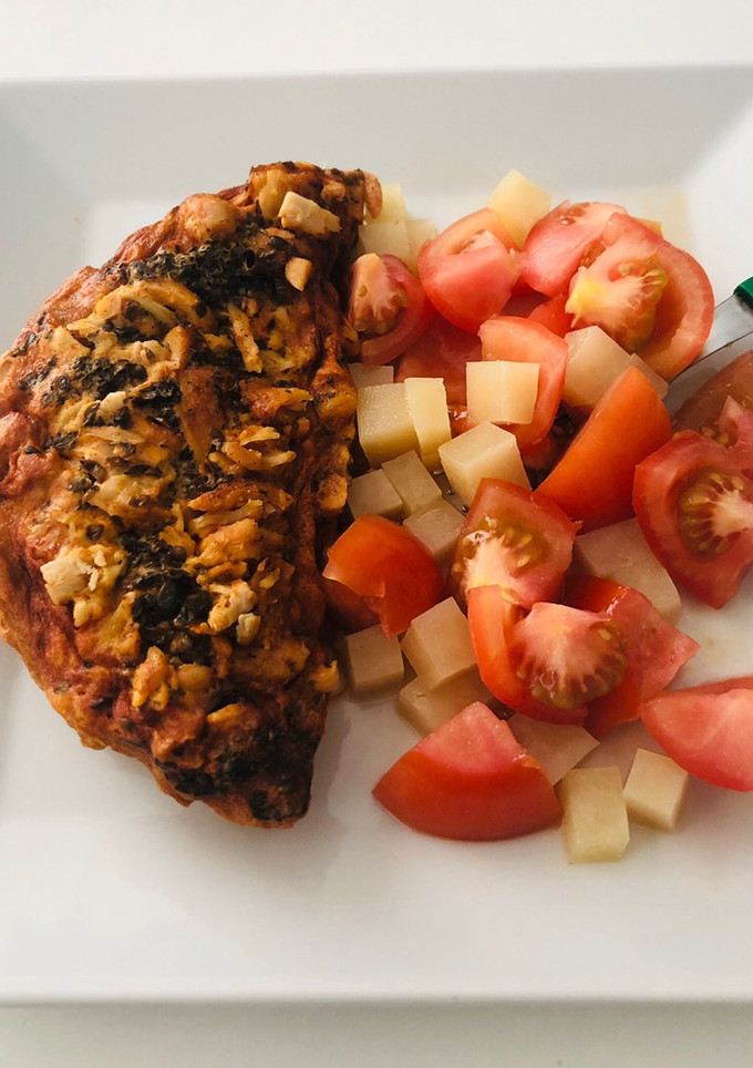 Una foto de Tortilla de pechuga de pollo con ensalada de tomates y queso!!!