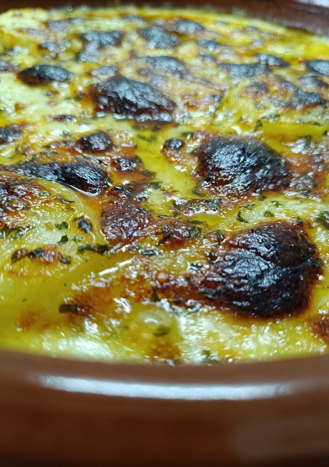 Una foto de Patatas con queso (monte veronese) al horno