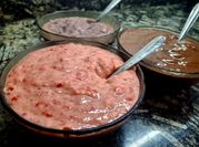 Una foto de helado de frutilla y arándanos