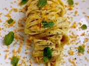 Una foto di fettuccine con pesce