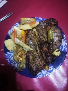 Una foto de Chuletón de ternera al horno con patatas y guarnición