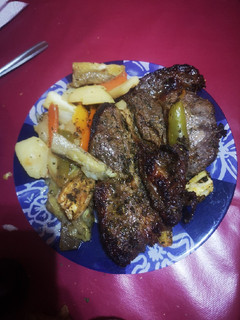 Una foto de Chuletón de ternera al horno con patatas y guarnición
