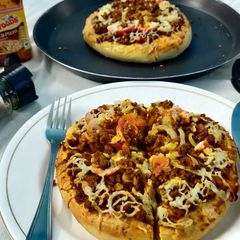 A picture of Mutton keema pizza 🍕.